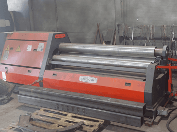 Čelní pohled  na Akyapak AHS 20/06  stroj