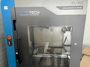 Čelní pohled na EVO-tech EL-102 V2 stroj