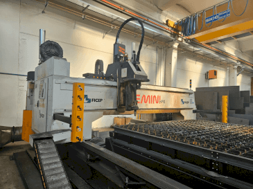 Čelní pohled na FICEP GEMINI G32 HPE stroj