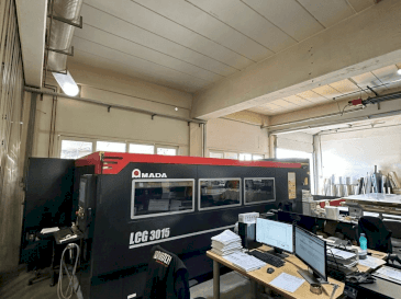 Čelní pohled na AMADA LCG-3015 stroj