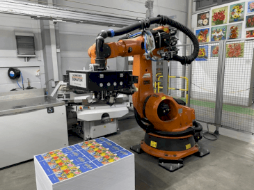 Čelní pohled  na KUKA KR140-3 COMP  stroj