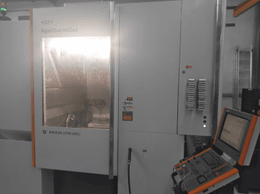 Čelní pohled na MIKRON HPM 600U stroj