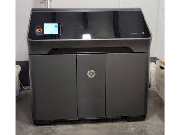 Čelní pohled  na HP MJF 580  stroj
