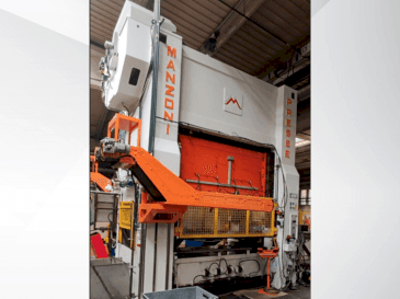 Čelní pohled  na RAVNE PRESSES Manzoni 315  stroj