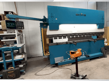 Čelní pohled  na ADIRA QIH-11030 DNC CR  stroj