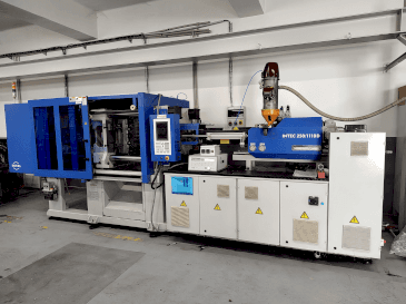 Čelní pohled na INVERA Intec 250/1110 stroj