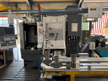 Čelní pohled  na Okuma LVT 300-M  stroj