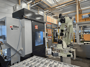 Čelní pohled na HAAS UMC-750SS stroj