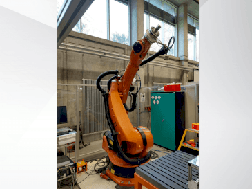 Čelní pohled na KUKA KR 240-2 2000 stroj