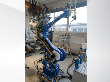 Čelní pohled na Yaskawa 6VX88 stroj