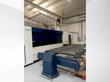 Čelní pohled na TRUMPF TruLaser 1030 stroj