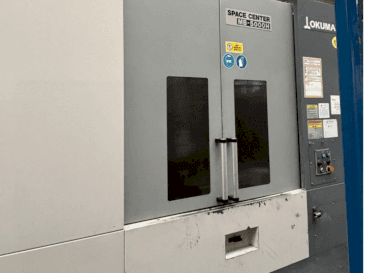 Čelní pohled na Okuma MB 5000H stroj