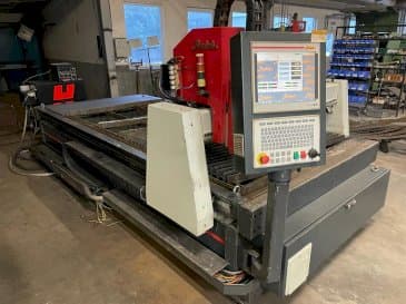 Čelní pohled na Baykal BPH 1503 + Hypertherm HPR 130 stroj