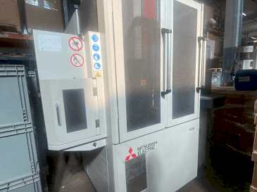 Čelní pohled  na Mitsubishi EA8  stroj