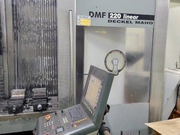Čelní pohled  na DECKEL MAHO DMF 220 Linear  stroj