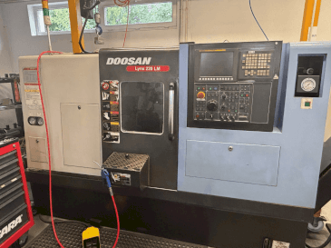 Čelní pohled na DOOSAN LYNX 200 LM stroj