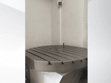 Čelní pohled na MIKRON HPM 1350U stroj