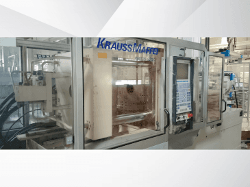 Čelní pohled na Krauss Maffei 125-520 C1 stroj