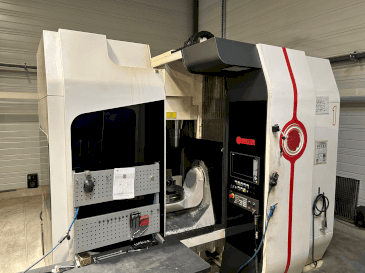 Čelní pohled  na Huron UMILL 6  stroj