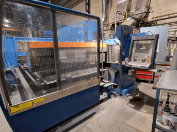 Čelní pohled na Prima Industrie PLATINO 1530 stroj