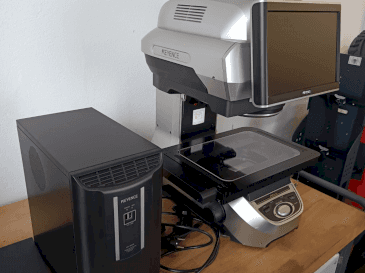Čelní pohled  na KEYENCE 8030T  stroj