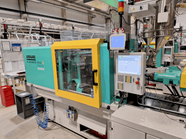 Čelní pohled  na Arburg 470 H 1000-170  stroj