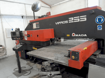 Čelní pohled na AMADA Vipros 255 stroj
