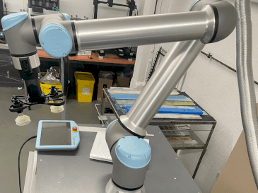 Čelní pohled  na Universal Robots UR10  stroj
