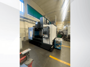 Čelní pohled na DOOSAN DNM 5700 stroj