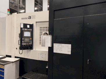 Čelní pohled na Makino a81 stroj