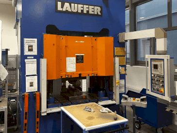 Čelní pohled  na LAUFFER DK 200 (2007)  stroj