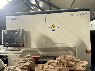 Čelní pohled na SCM DMC SYSTEM stroj