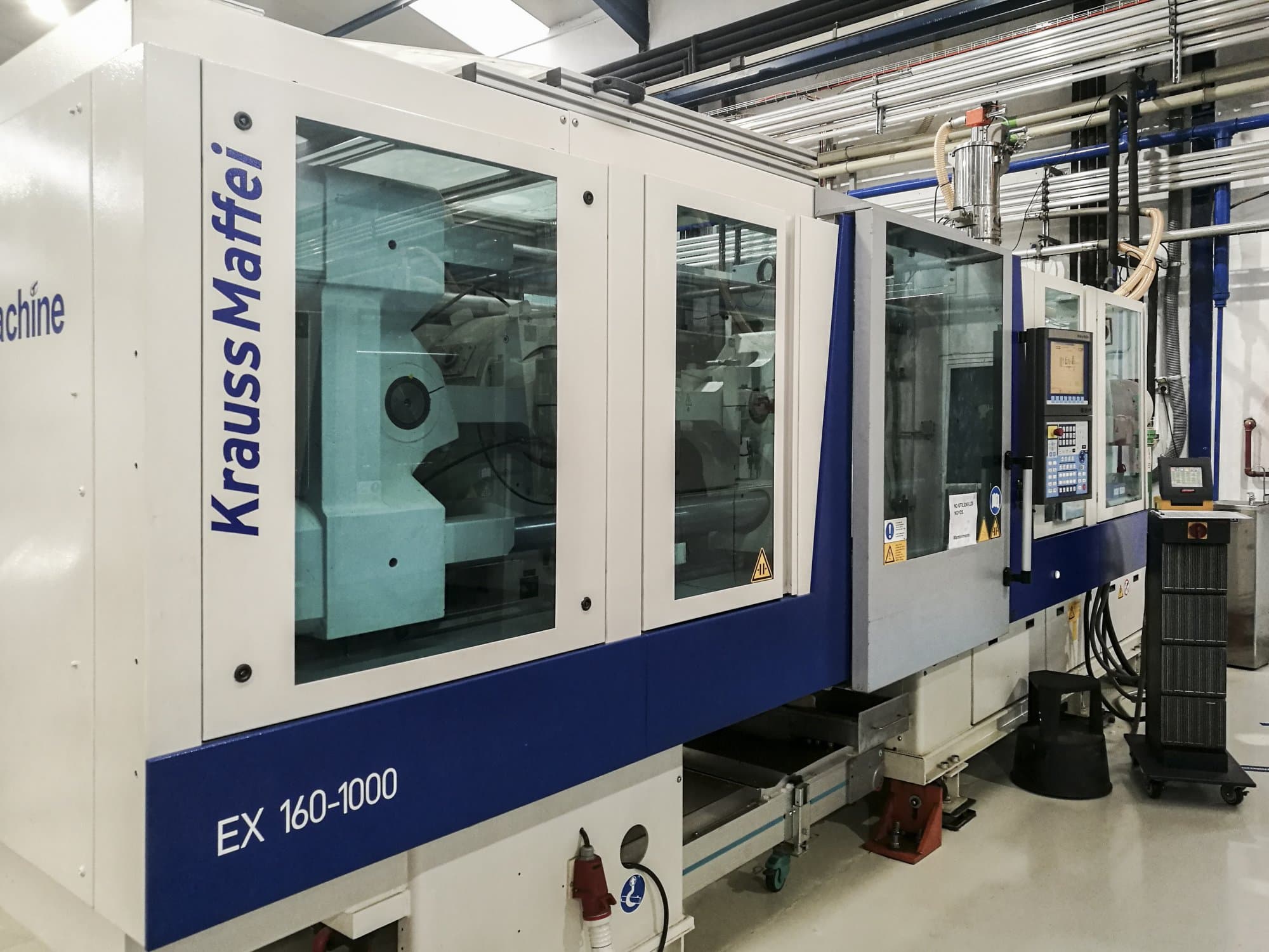 Levý pohled na Krauss Maffei 160-1000 EX stroj