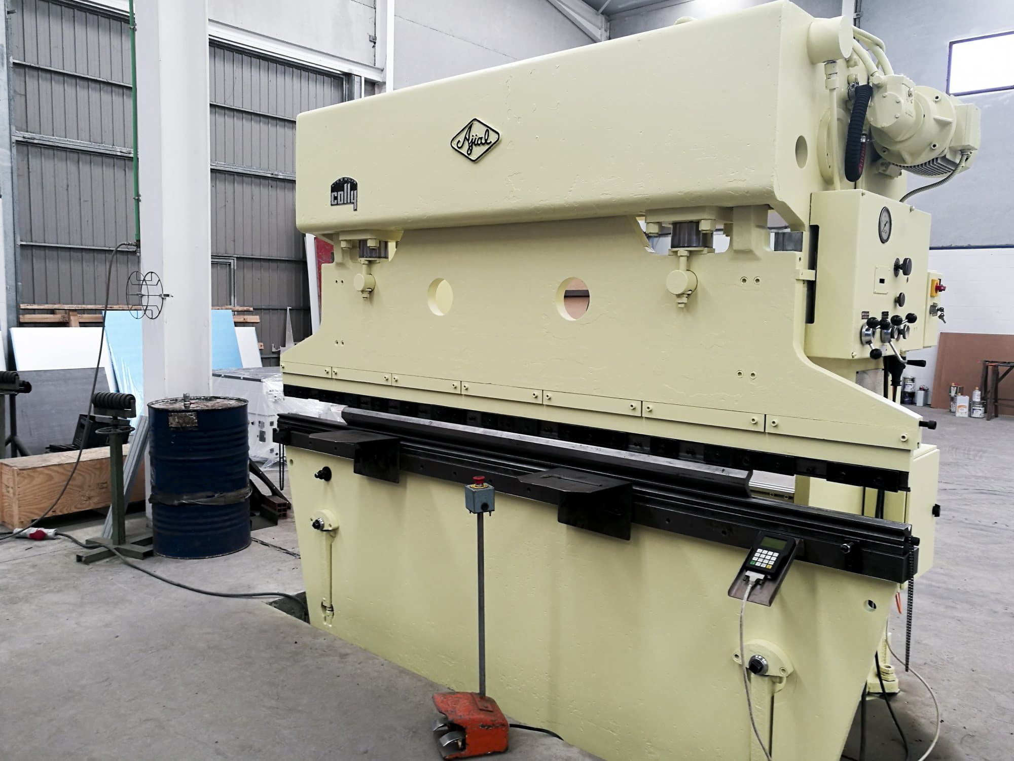 Pravý pohled  na Ajial Colly 89 stroj