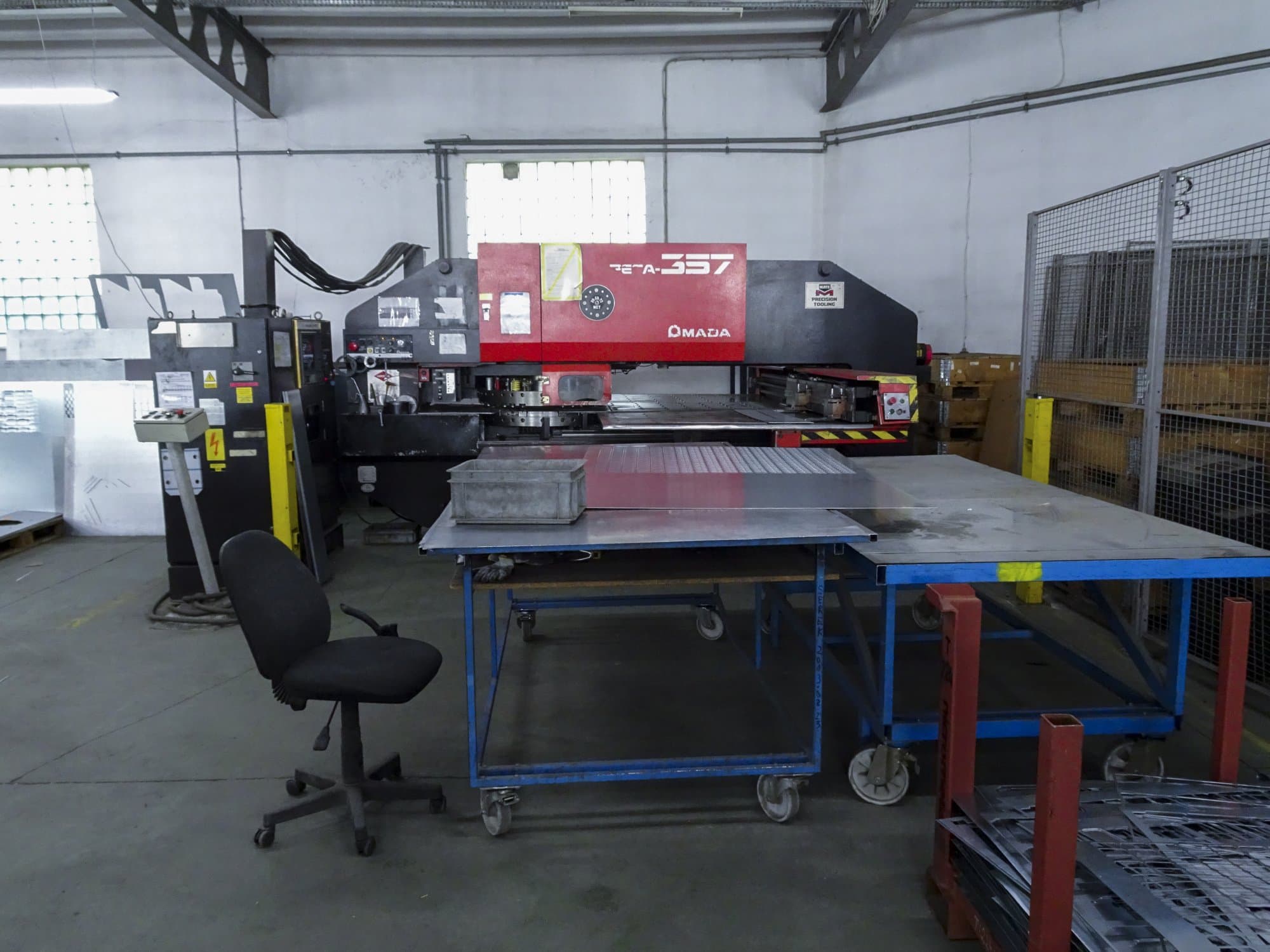 Čelní pohled na AMADA PEGA 357 stroj