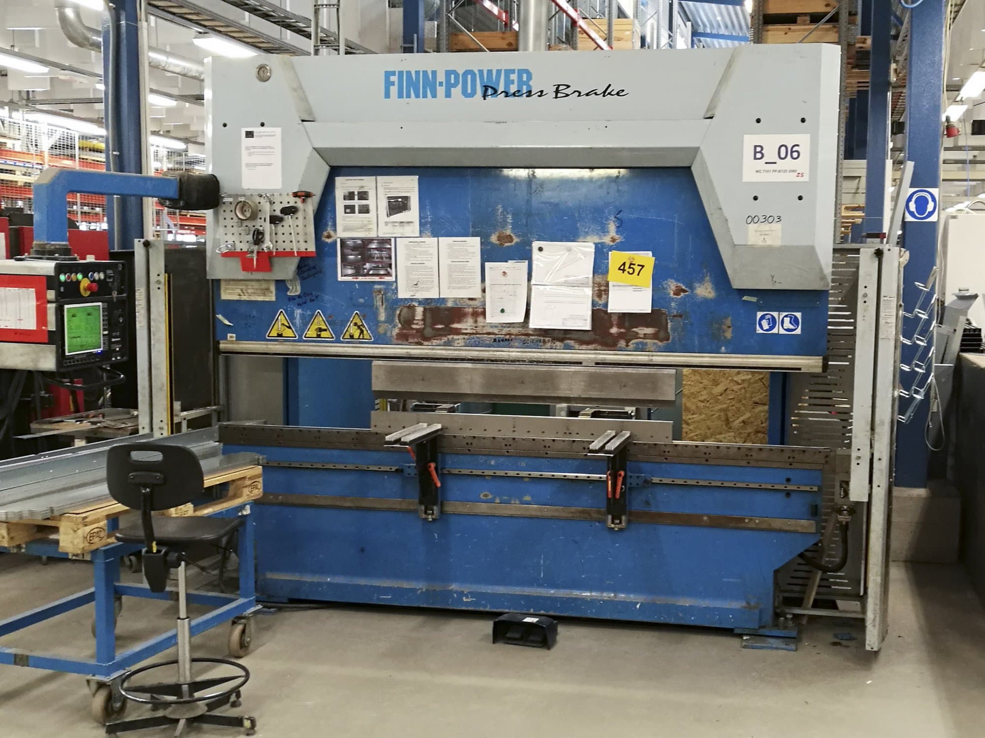 Čelní pohled na Finn-Power B 125-3060-C6W-GC stroj