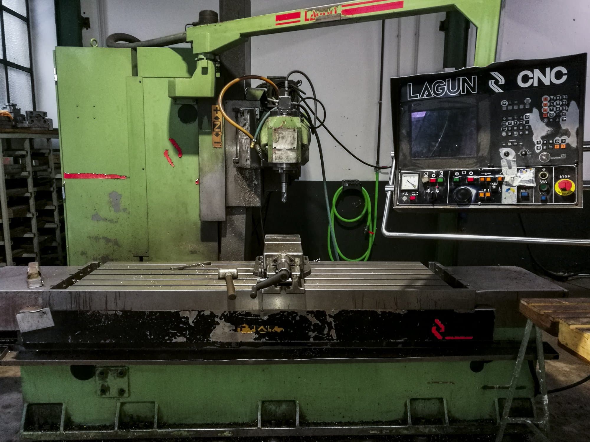 Čelní pohled na Lagun FBF 1800 stroj