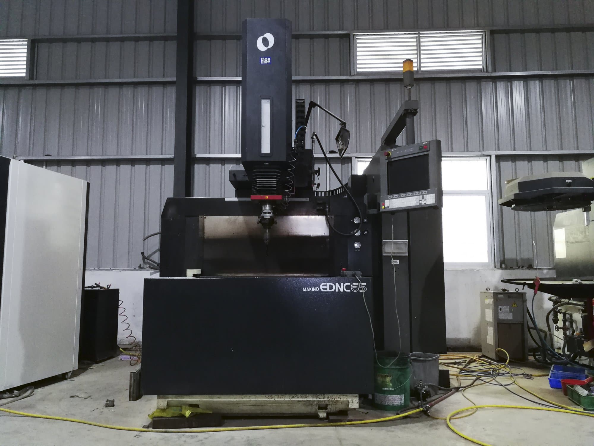 Čelní pohled  na Makino EDNC65 stroj