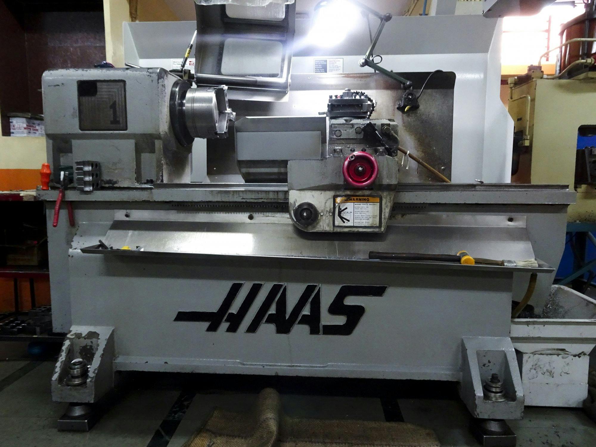Čelní pohled  na HAAS TL-1 stroj
