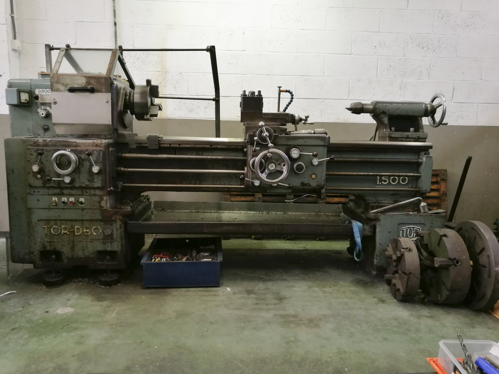 Čelní pohled na TOR D-500 stroj