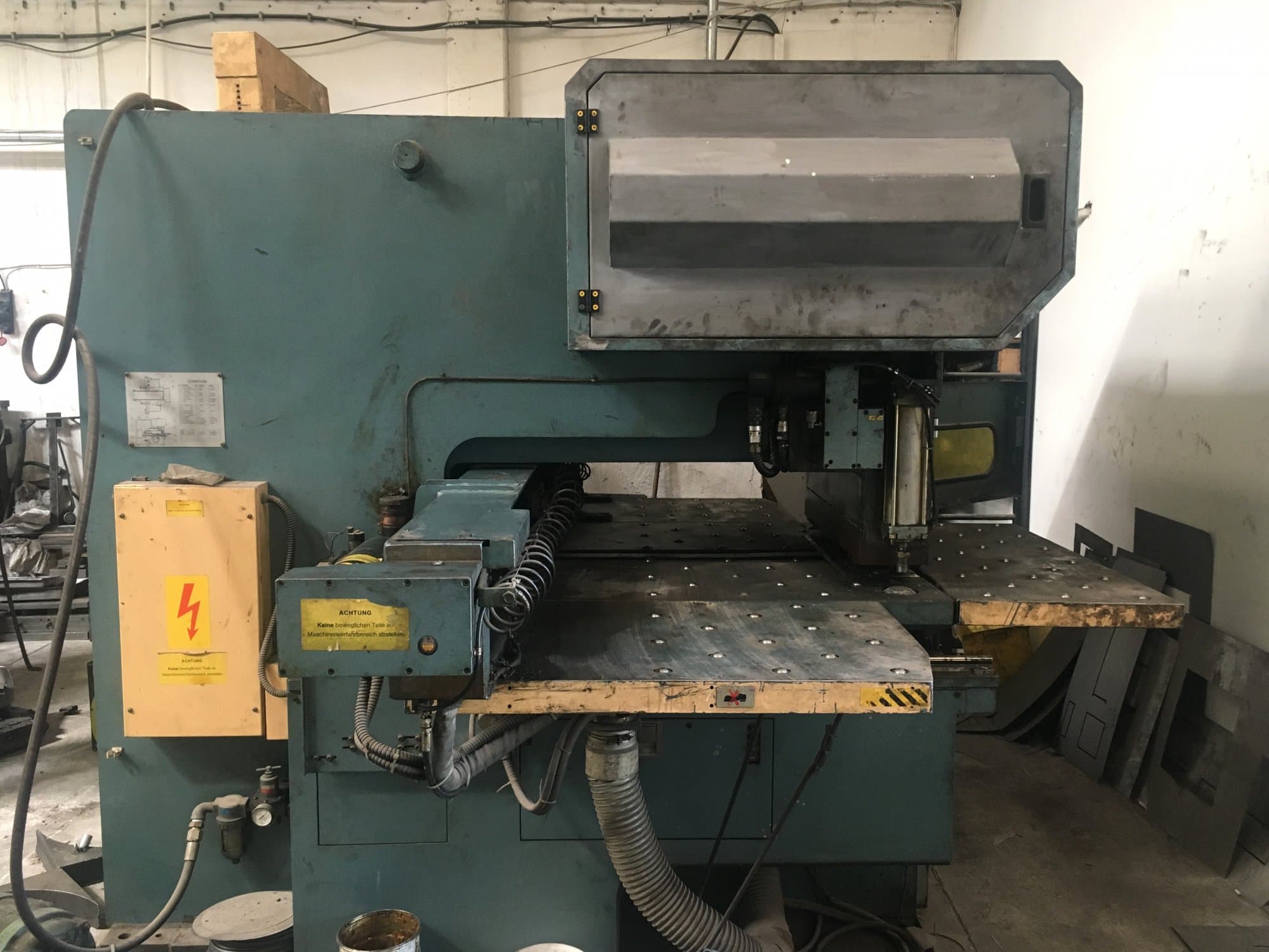 Čelní pohled  na AMADA OCTO-334 stroj