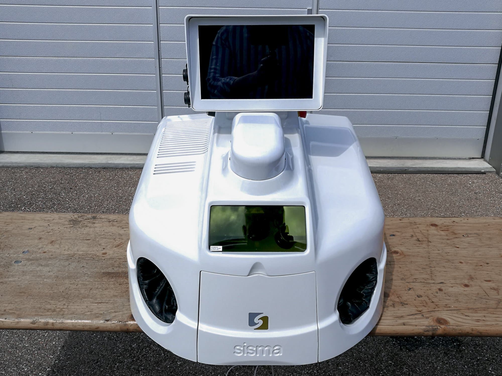 Čelní pohled na Sisma LM-DV 100 stroj