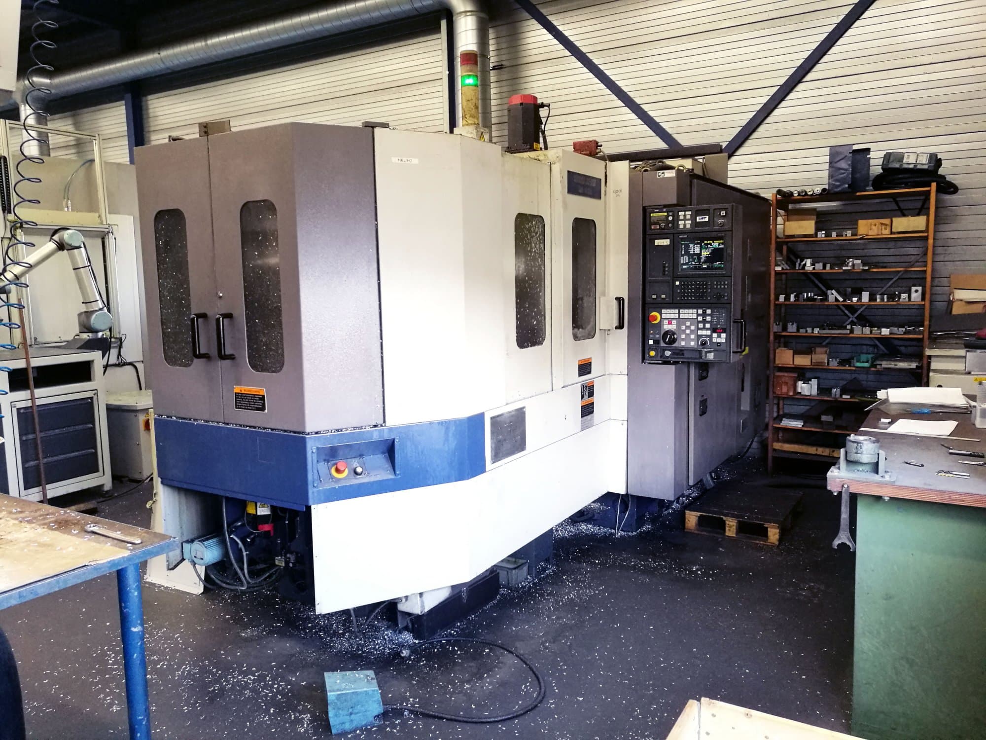 Pravý pohled na MORI SEIKI SH-403 stroj