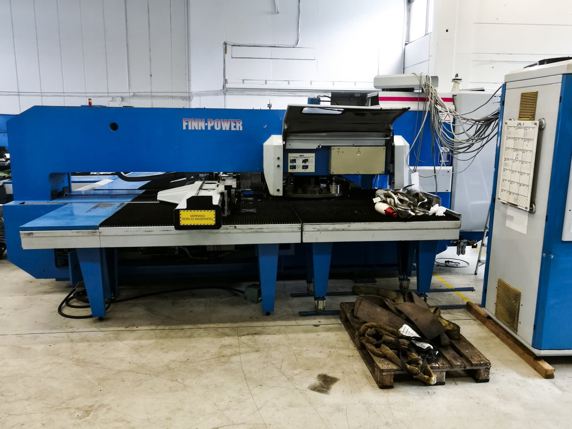 Čelní pohled  na Finn-Power LP6 SB stroj
