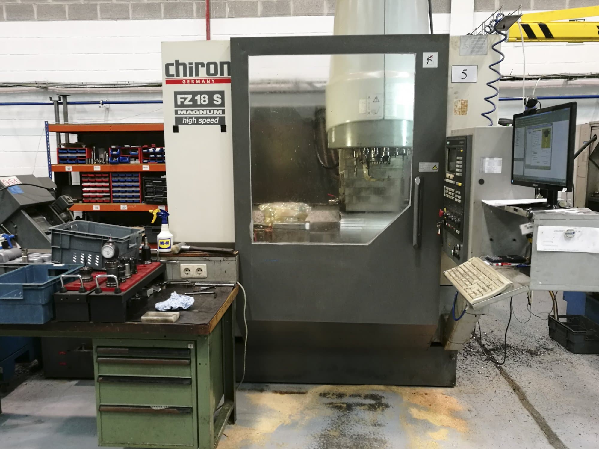 Čelní pohled na Chiron FZ18 S Magnum stroj