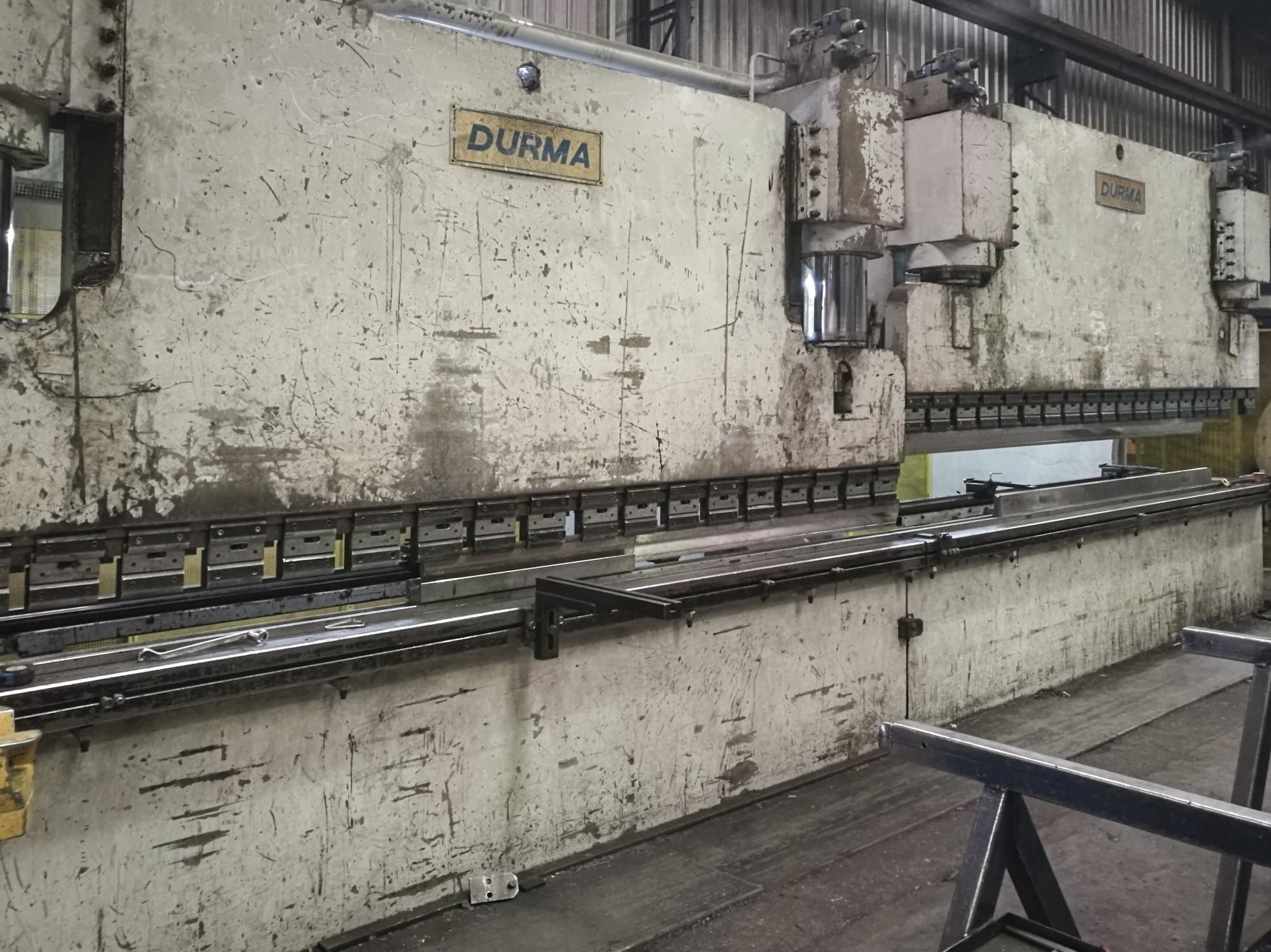 Levý pohled na Durma CNC T HAP 40400 stroj