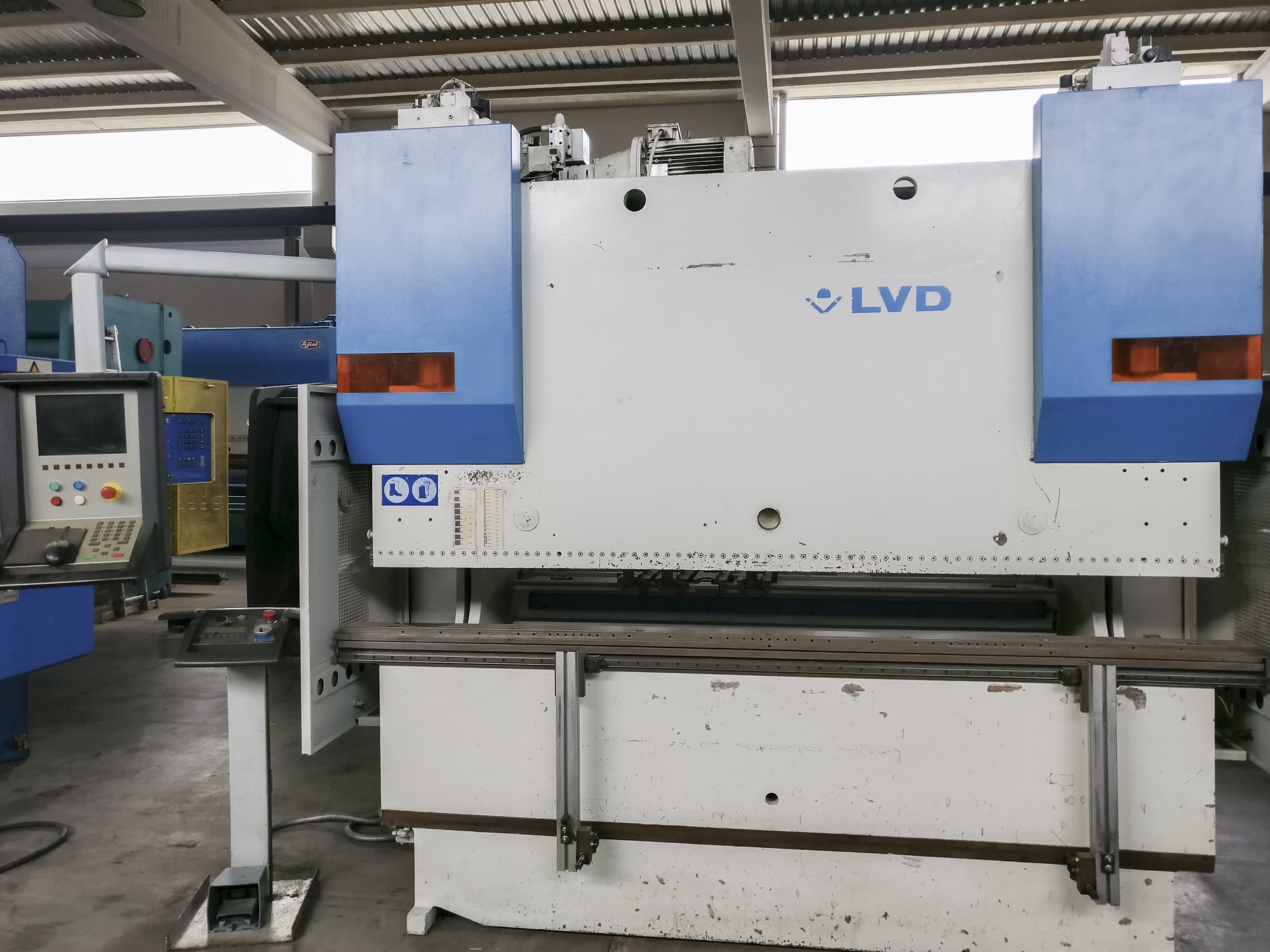 Čelní pohled na LVD PPEB 80/25 CAD-CNC stroj