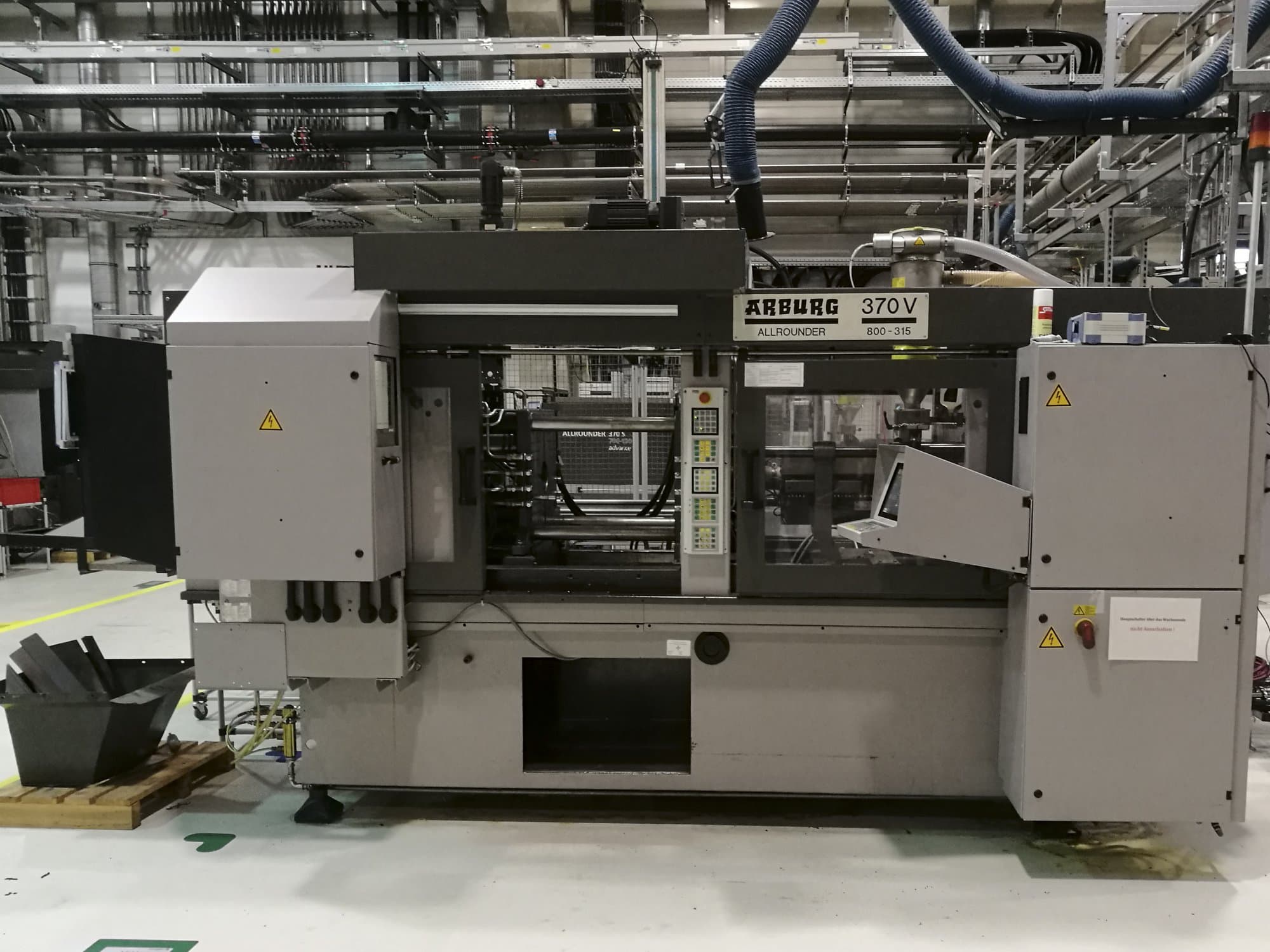 Čelní pohled na Arburg 370V 800-315 stroj