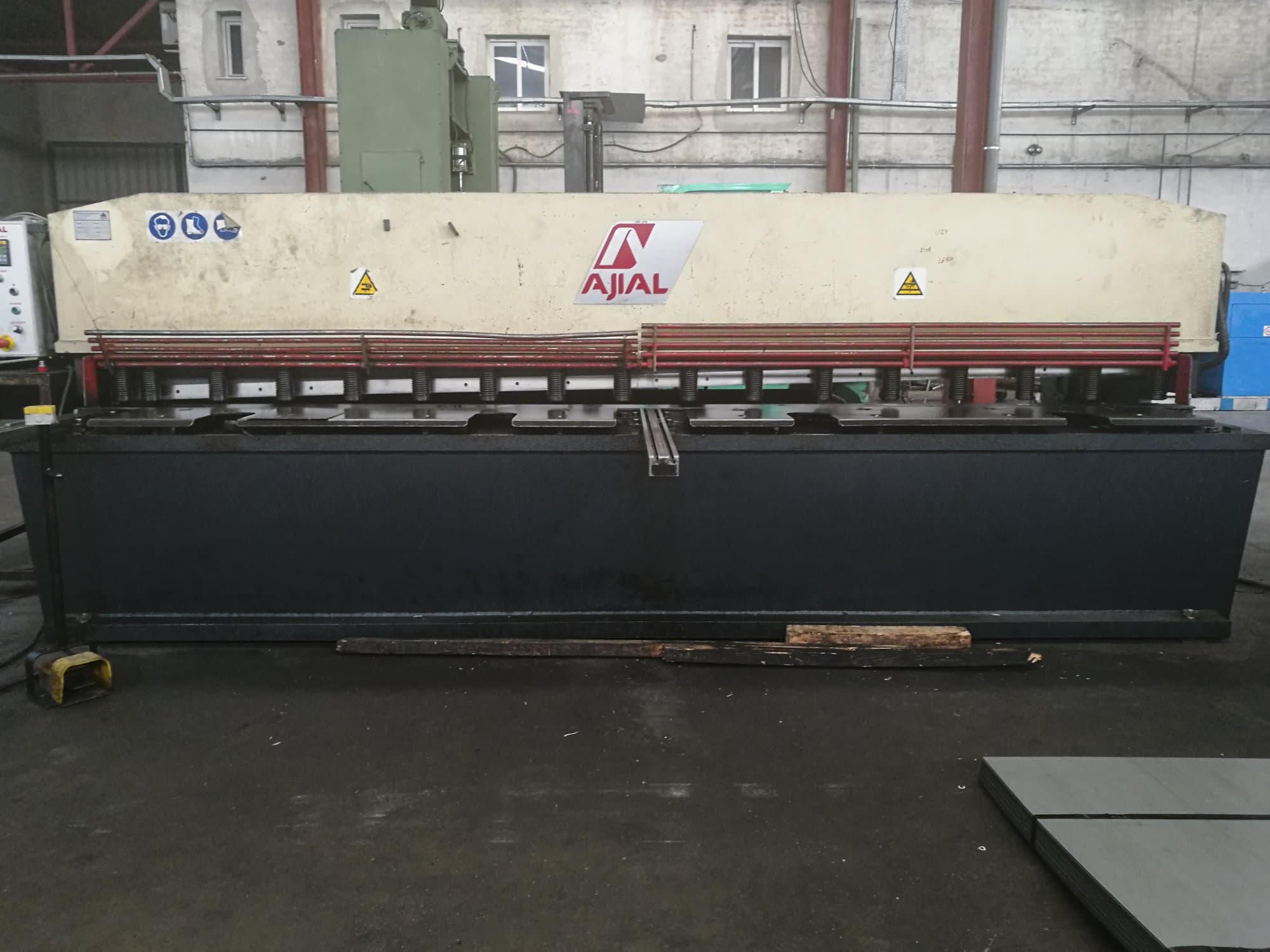 Čelní pohled  na Ajial CB-640 stroj