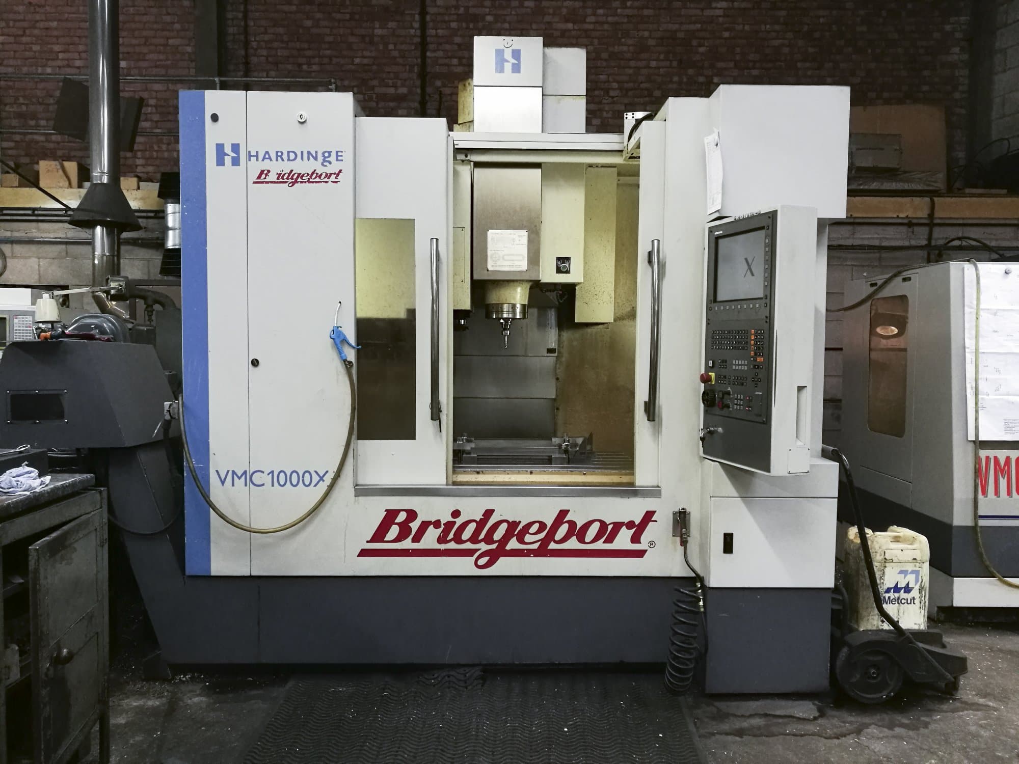 Čelní pohled na Bridgeport VMC XP3-1000 stroj